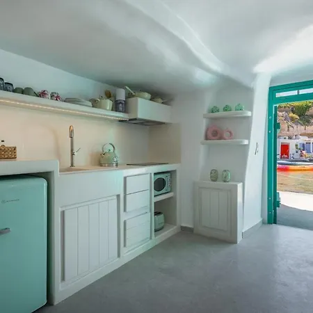 Mimikos Boathouse * Mandrakia