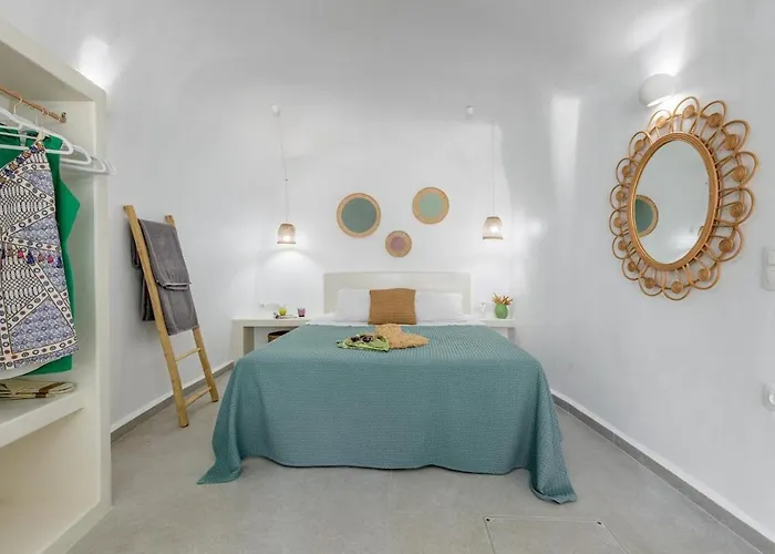 Mimikos Boathouse * Mandrakia