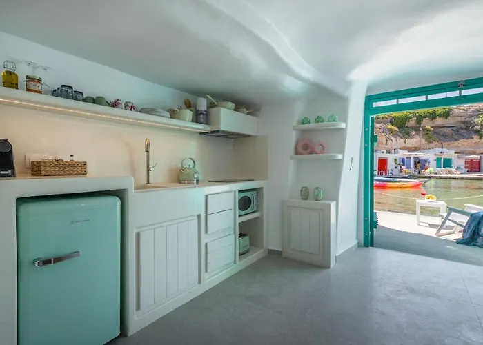 Mimikos Boathouse * Mandrakia